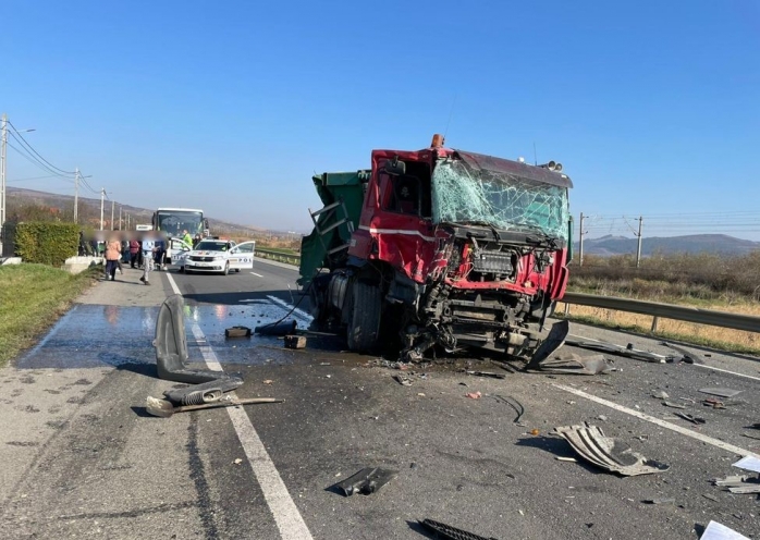 FOTO. Accident GRAV între Iclod și Livada. Au fost implicate două TIR-uri, traficul este blocat